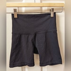 Aritizia TNA 5 Black Bike Shorts
